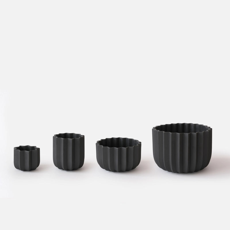 Misewell Wrap Ceramic Planter | 9" | Black