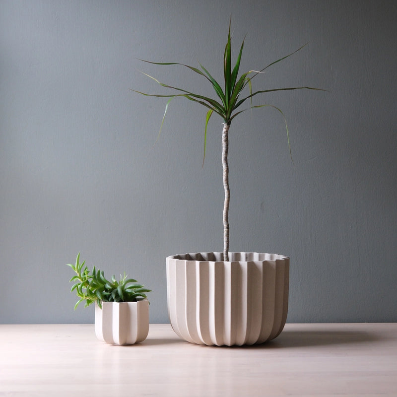 Misewell Wrap Ceramic Planter | 9" | Black