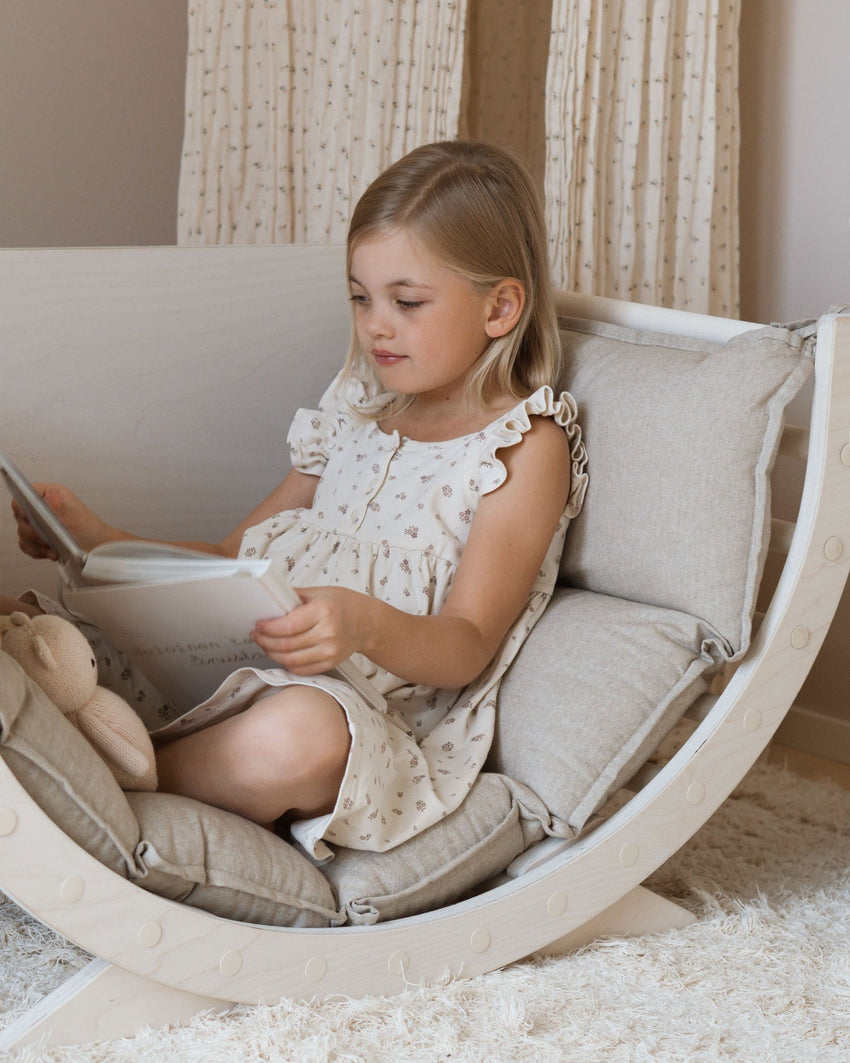 A child reading in the inverted LUOTO arch with the KAURA cushion